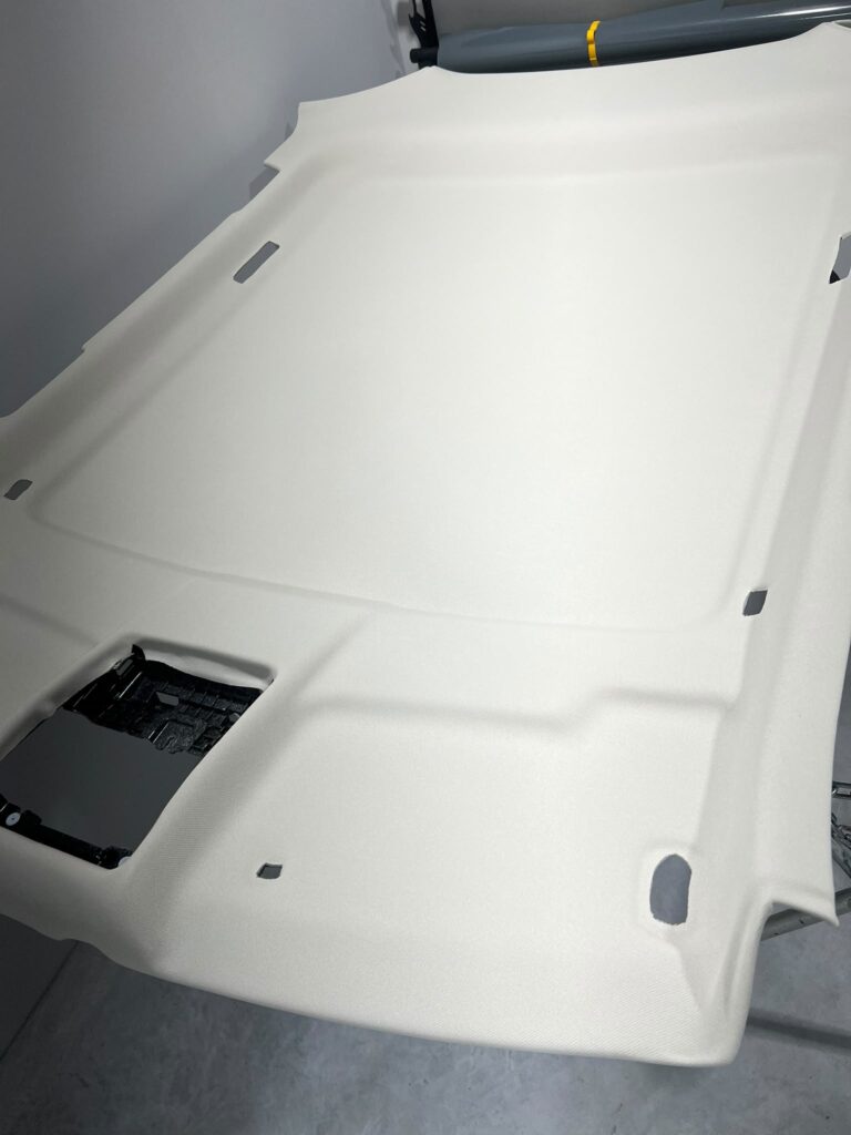 Techo de coche retapizado en tela beige - Car Light Garage Alicante