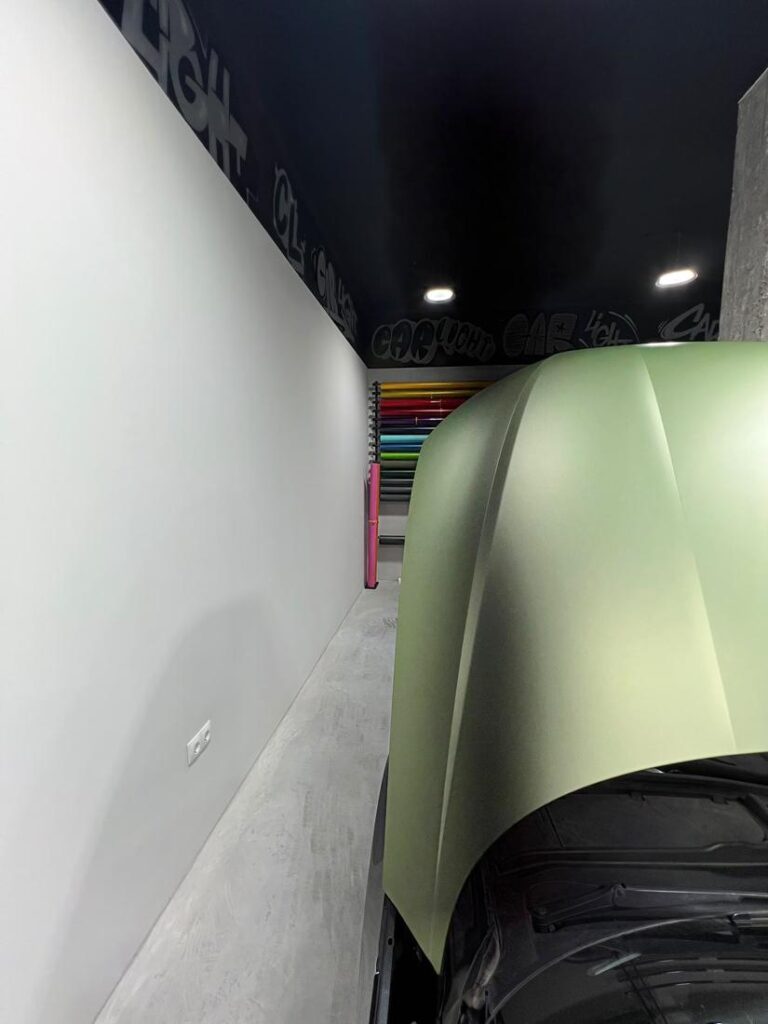 Capó con vinilo verde mate – car wrapping en Alicante