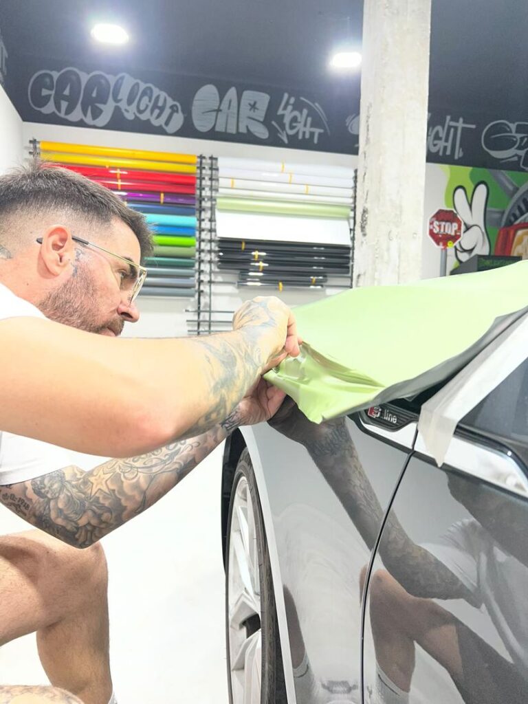 Instalación de vinilo verde en Audi – car wrapping Alicante