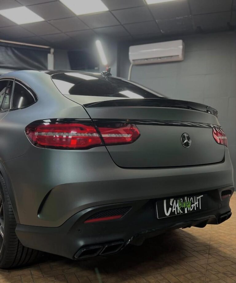 Trasera de Mercedes GLE Coupé con wrapping gris mate