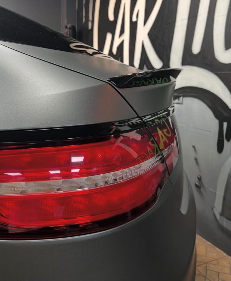 Detalle del piloto de Mercedes con vinilo gris mate