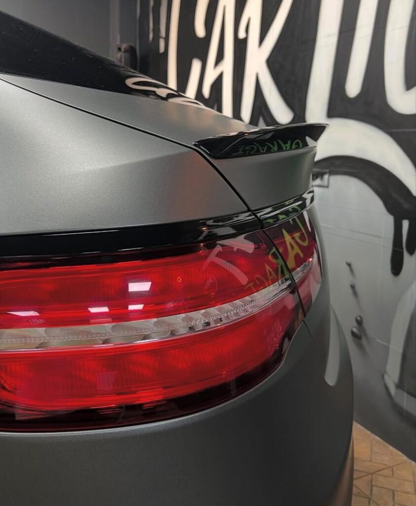 Detalle del piloto de Mercedes con vinilo gris mate