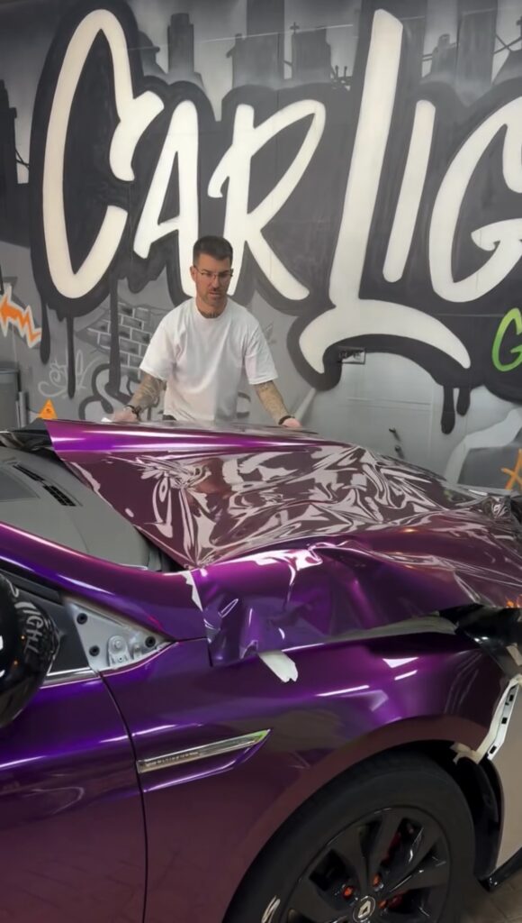 Car wrapping con vinilo morado en Car Light Garage Alicante