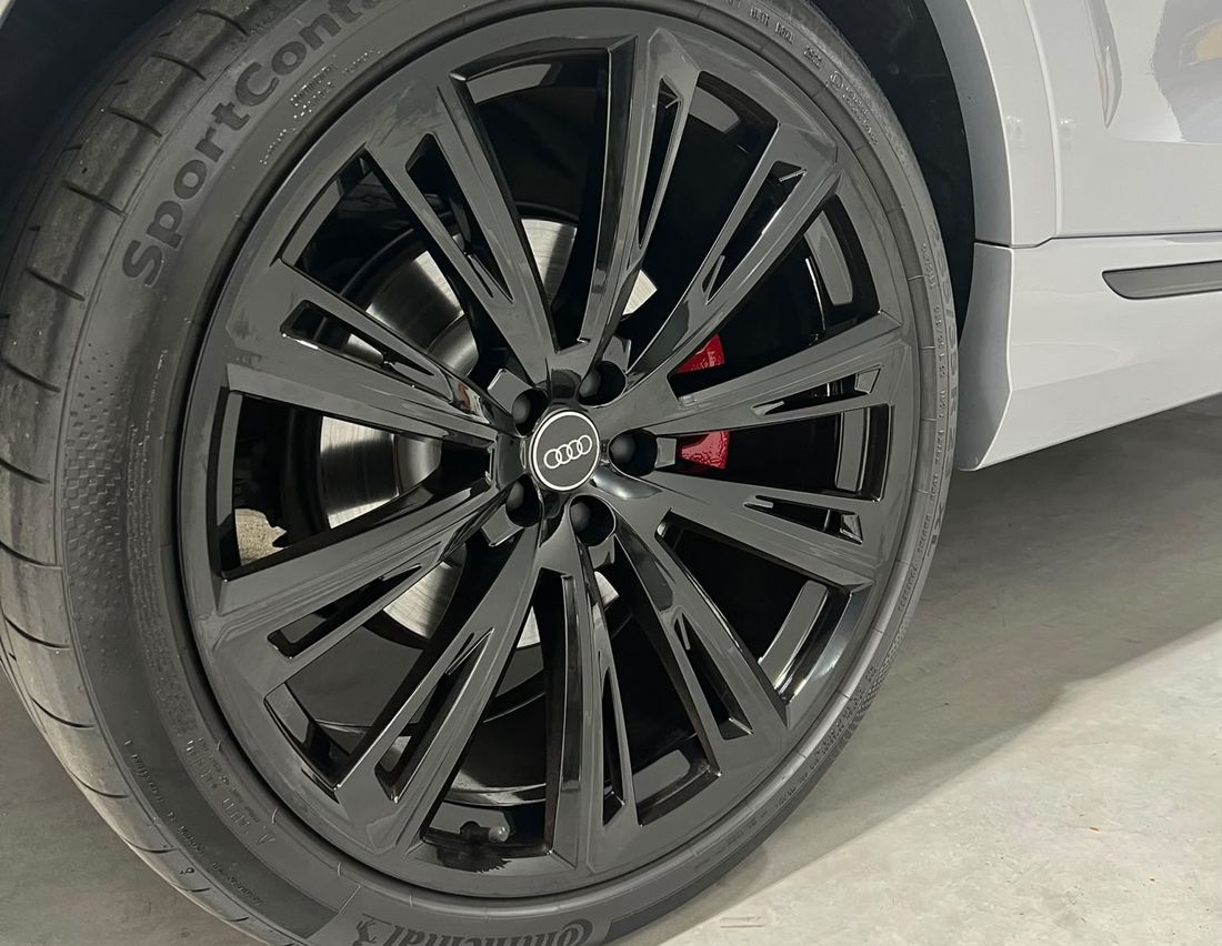 Pintura de llantas en negro brillo con pinzas de freno rojas – Car Light Garage Alicante