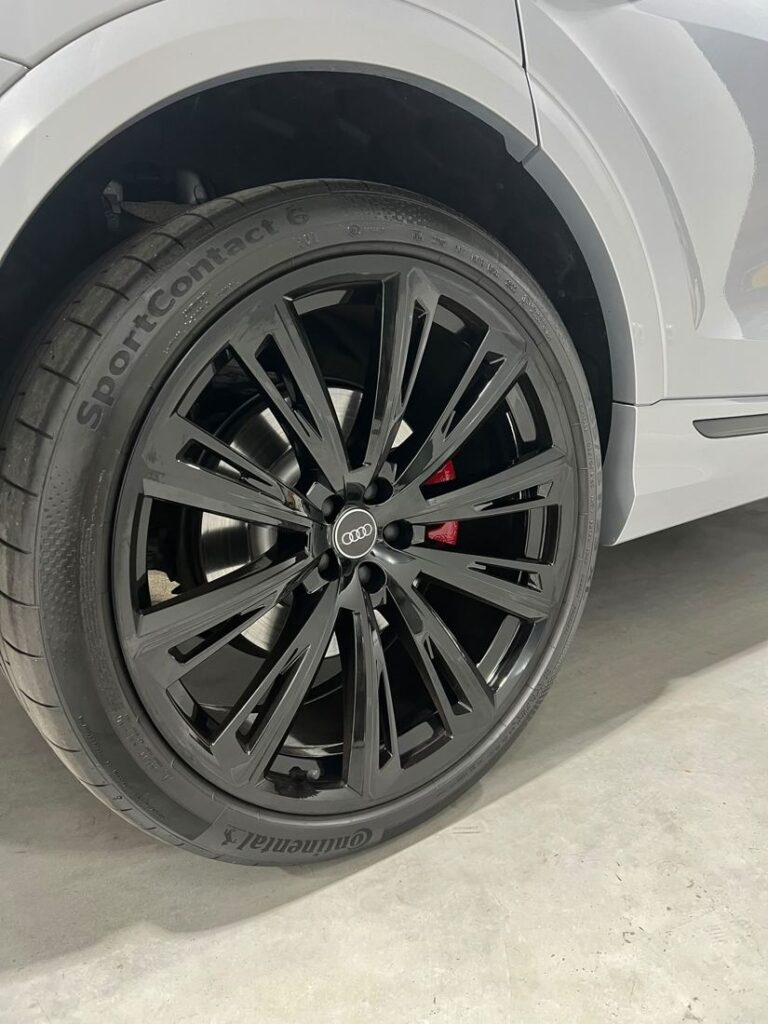 Pintura de llantas en negro brillo con pinzas de freno rojas – Car Light Garage Alicante