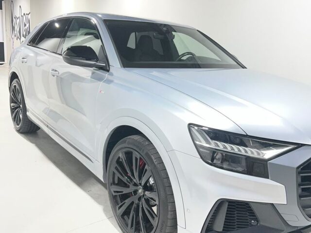 Audi Q8: llantas en negro brillo, pinzas rojas, pilotos ahumados y PPF interior