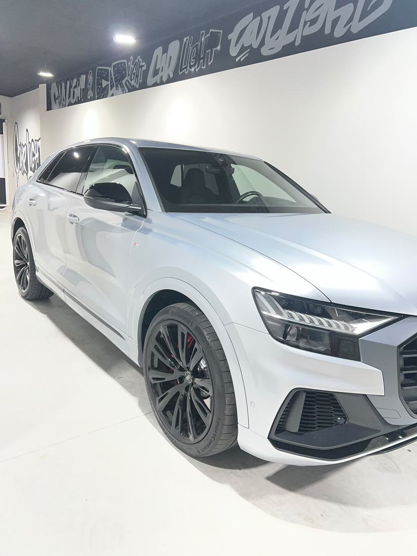 Audi Q8 gris con llantas negras y pinzas rojas – Car Light Garage Alicante