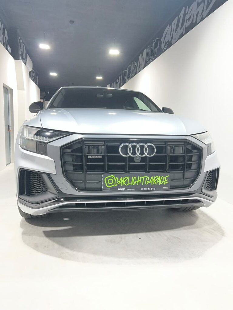 Frontal del Audi Q8 en el taller de Car Light Garage