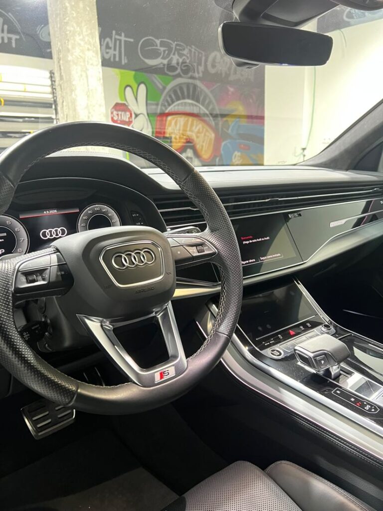 Interior del Audi Q8 en Car Light Garage Alicante